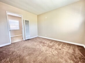 112 N Lincoln Ave in Monterey Park, CA - Foto de edificio - Building Photo