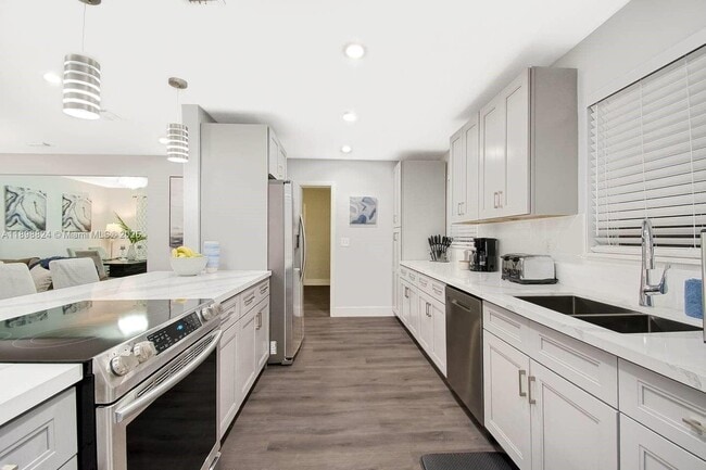 1024 NE 4th St in Hallandale Beach, FL - Building Photo - Building Photo