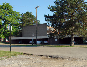 Oak Glen II Apartments in Canton, OH - Building Photo - Building Photo