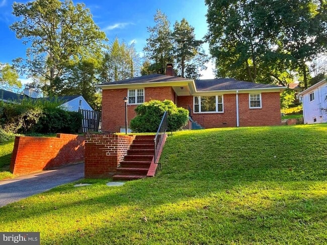 5612 Massachusetts Ave in Bethesda, MD - Building Photo - Building Photo