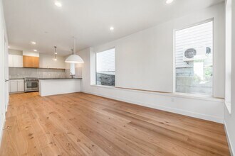 512 NE 102nd St in Seattle, WA - Building Photo - Building Photo