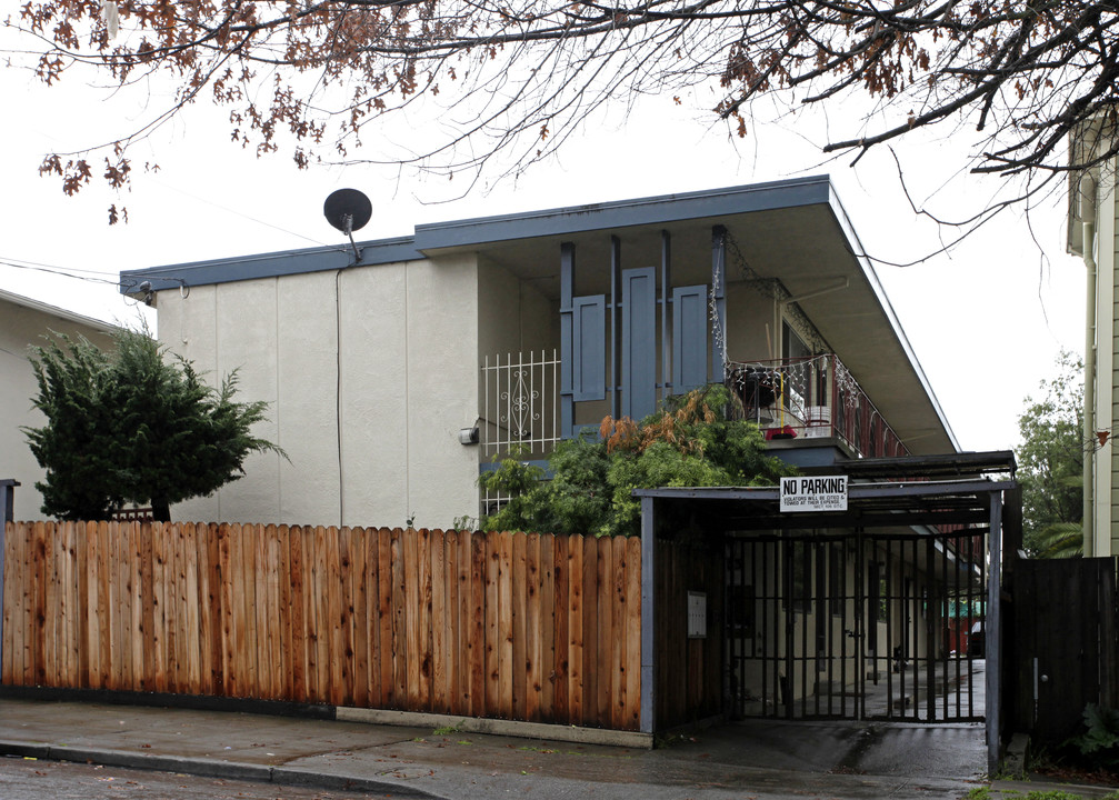823 E 24th St in Oakland, CA - Foto de edificio