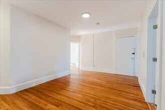 1680 Commonwealth Ave, Unit #2 in Boston, MA - Foto de edificio - Building Photo