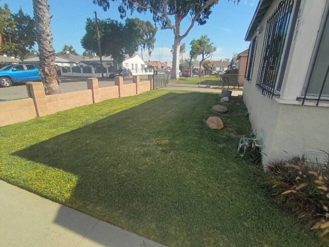 237 S Matthisen Ave in Compton, CA - Foto de edificio - Building Photo