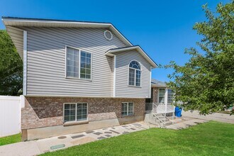 7708 S Swordsman Cv in West Jordan, UT - Building Photo - Building Photo