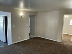 4555 W Fond du Lac Ave in Milwaukee, WI - Building Photo - Building Photo