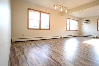8418 W Oak Ave, Unit 3 in Niles, IL - Building Photo - Building Photo