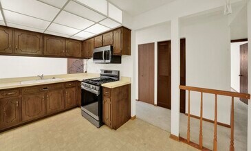 10351 Menard Ave, Unit 322 in Oak Lawn, IL - Foto de edificio - Building Photo