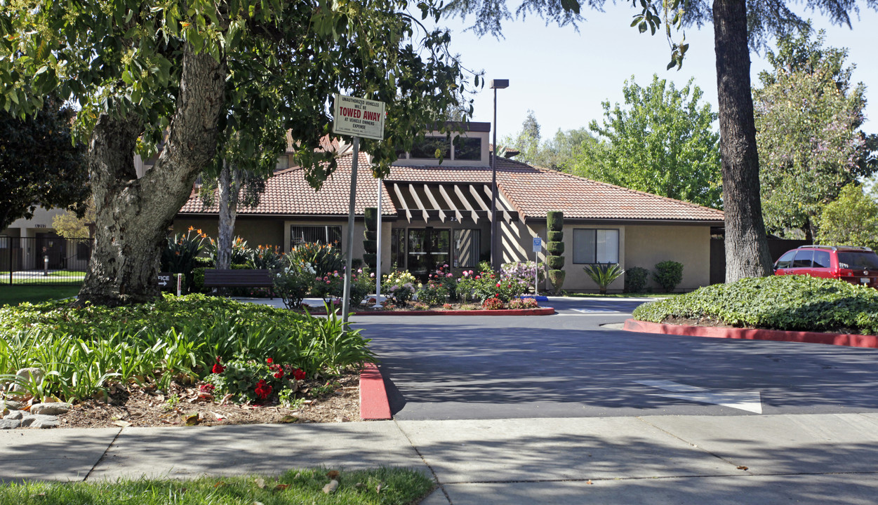 The Grove in Ontario, CA - Foto de edificio