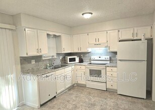 8206 Woodson Dr in Raytown, MO - Building Photo - Building Photo