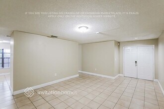 20015 W Oakmont Cir in Hialeah, FL - Building Photo - Building Photo