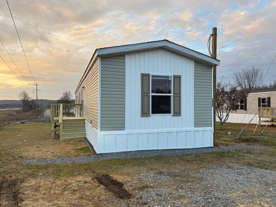 588 Banjo Way in Newport, TN - Building Photo