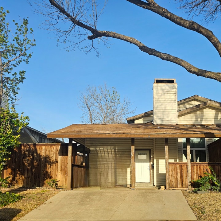 2102 Via Corona in Carrollton, TX - Building Photo