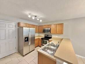 609 Cresting Oak Cir in Orlando, FL - Building Photo - Building Photo