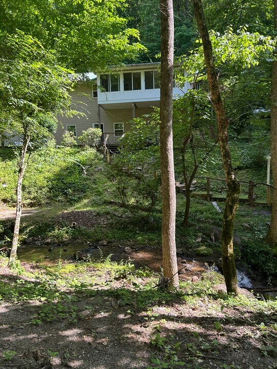 466 Old Camptown Dr in Hayesville, NC - Building Photo