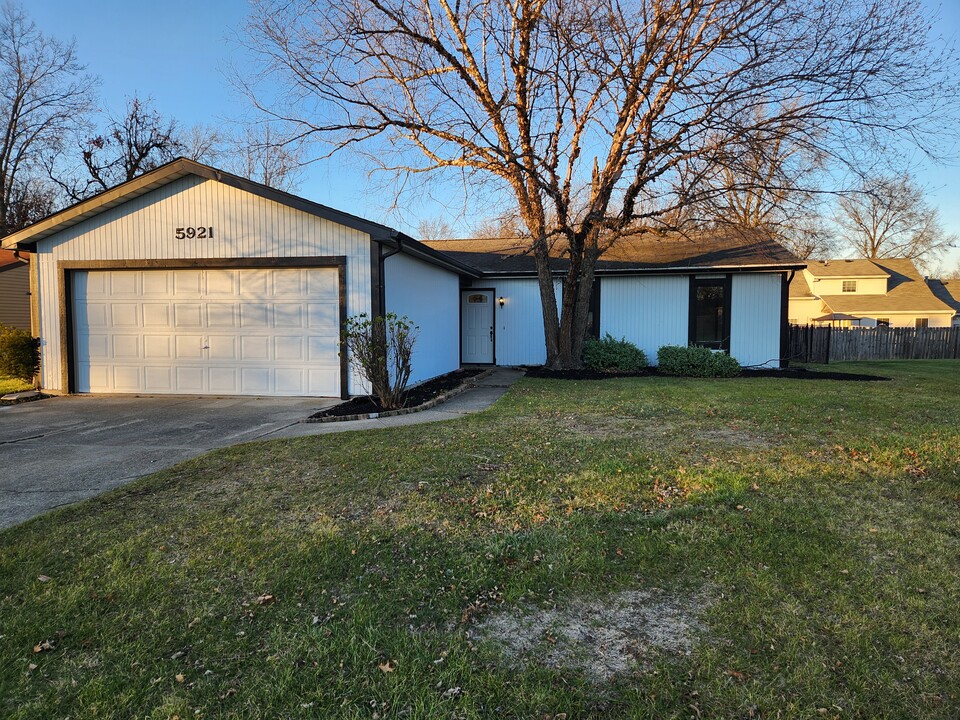 5921 Cheshire Ct in Fort Wayne, IN - Foto de edificio