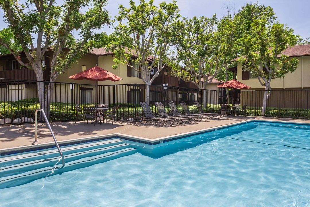 Country Hills Apartment Homes in Brea, CA - Foto de edificio