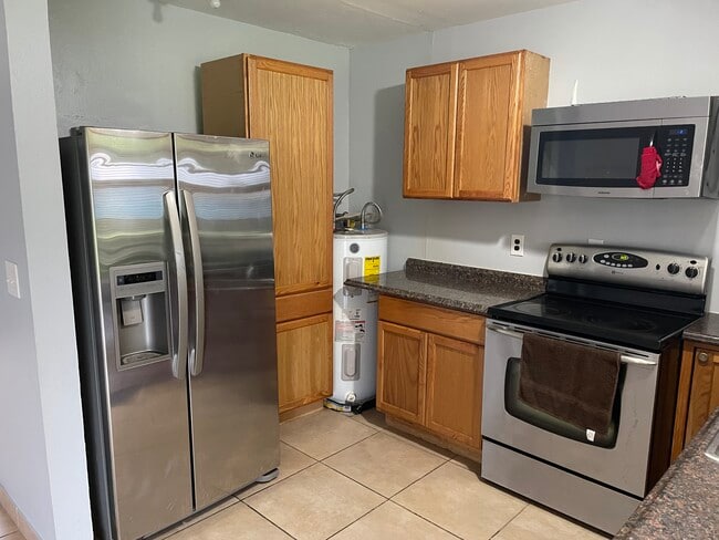 413 NE 24th Pl, Unit 413