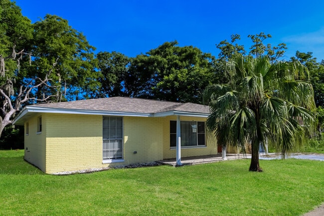 7807 Raintree Dr in New Port Richey, FL - Building Photo - Building Photo
