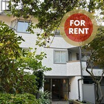 809 16th St W in North Vancouver, BC - Building Photo