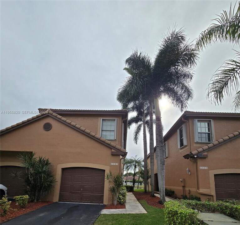 1303 Presidio Dr in Weston, FL - Foto de edificio