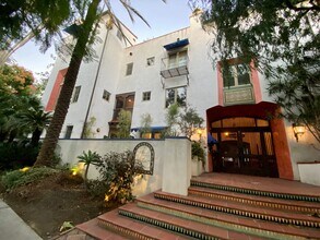 1414 N Harper Ave in Los Angeles, CA - Foto de edificio - Building Photo