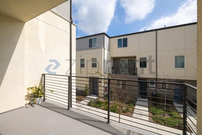 5252 Beachfront Cove in San Diego, CA - Foto de edificio - Building Photo