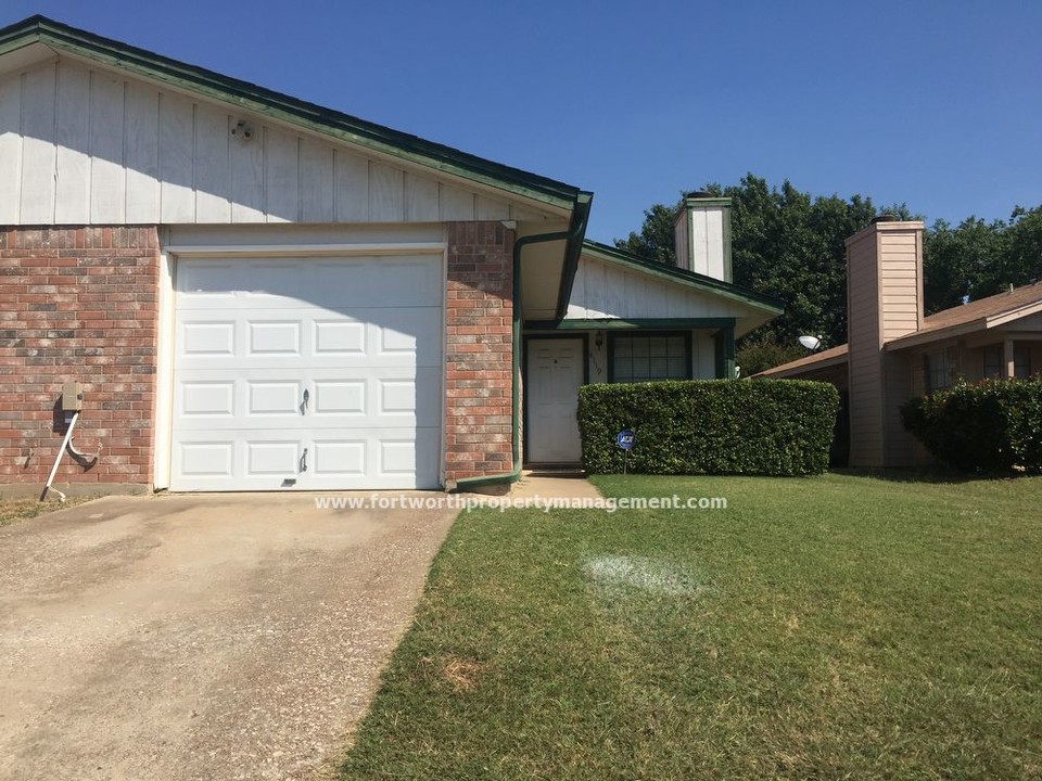 4119 Fossil Ridge Dr in Haltom City, TX - Building Photo