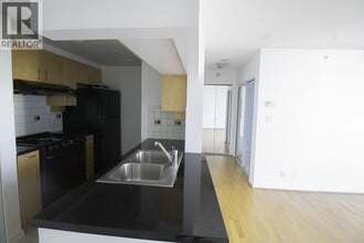 198 Aquarius Mews in Vancouver, BC - Building Photo - Building Photo