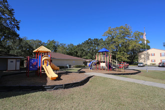 Country Oaks Apartments in Tampa, FL - Building Photo - Building Photo