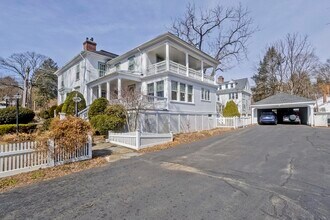 25 Woodbridge St in South Hadley, MA - Building Photo - Building Photo