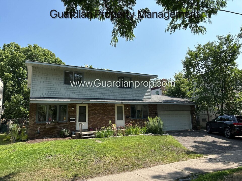 307 5th St SE in Minneapolis, MN - Building Photo