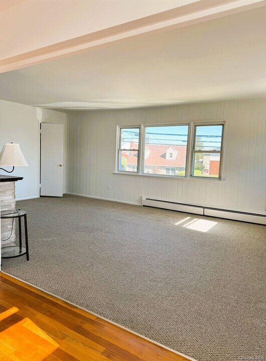 131 Roslyn Rd in Mineola, NY - Building Photo