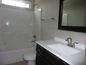 104 Lake Saint Ellen Dr, Unit 104 in Fairview Heights, IL - Foto de edificio - Building Photo
