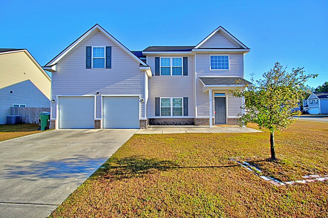 1301 Windrow Dr in Hinesville, GA - Building Photo