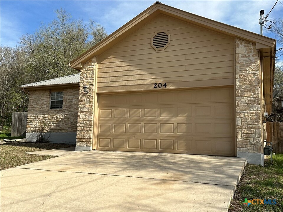 204 Dolly St in San Marcos, TX - Building Photo