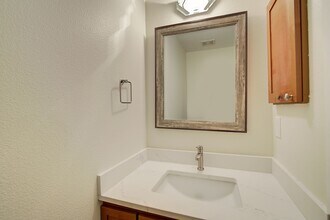 10248 NE 138th Pl in Kirkland, WA - Building Photo - Building Photo