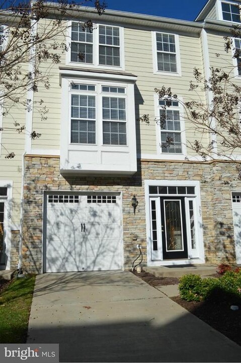 303 Monroe Point Dr in Colonial Beach, VA - Building Photo