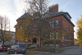 The Abbott Street Schoolhouse in Worcester, MA - Foto de edificio - Building Photo
