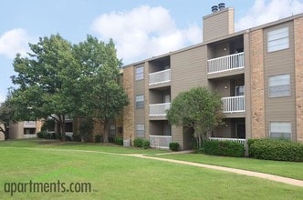 The Creek At Brookhollow Apartments in Arlington, TX - Foto de edificio - Building Photo