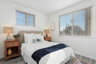 The Silvergate in Brentwood, CA - Building Photo - Interior Photo