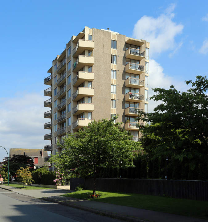 Las Salinas Apartments in Vancouver, BC - Building Photo