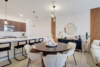 4656 NW 83rd Path in Doral, FL - Building Photo - Building Photo