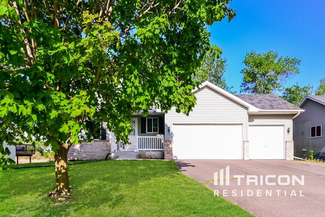 428 Dillon Ave N in Montrose, MN - Building Photo