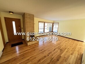 706 Roma Ave W in Roseville, MN - Building Photo - Building Photo
