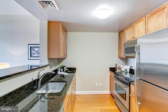 1020 N Highland St, Unit 217 in Arlington, VA - Foto de edificio - Building Photo