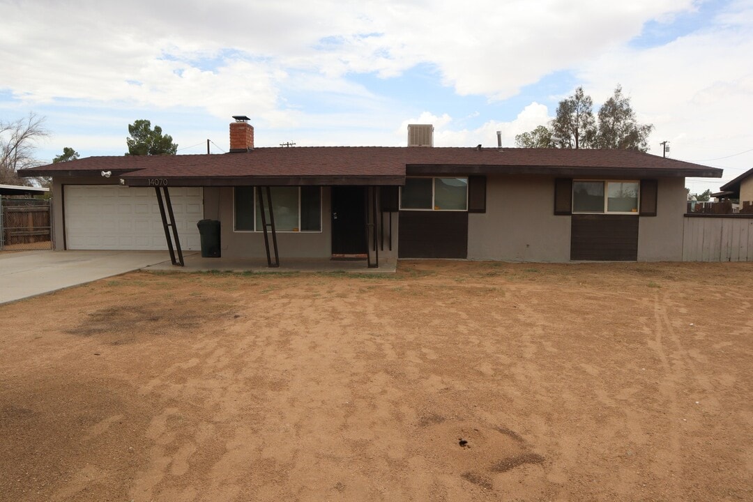14070 Quinnault Rd in Apple Valley, CA - Foto de edificio