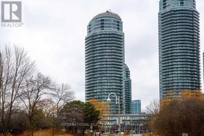 2240-2240 Lake Shore Blvd W in Toronto, ON - Building Photo - Building Photo