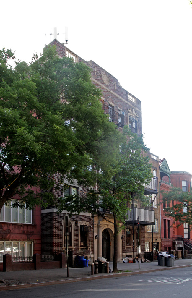 555 Bedford Ave in Brooklyn, NY - Foto de edificio - Building Photo