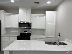 1300 W Sucre Dr, Unit 1 in Edinburg, TX - Building Photo - Building Photo